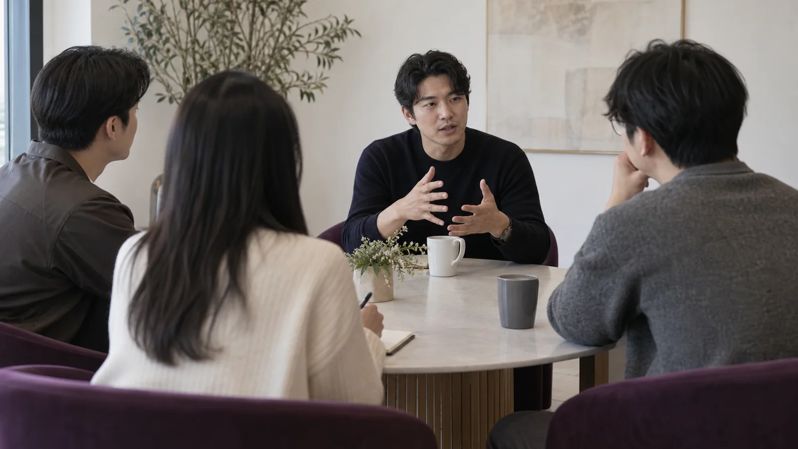 초기 스타트업 창업자와 액셀러레이터 파트너가 제품과 성장지표를 논의하는 보육 미팅