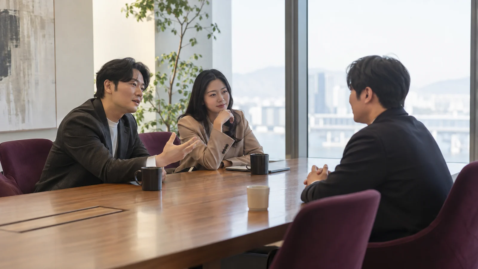 벤처캐피탈 투자심사역과 창업팀이 핵심지표와 데이터룸 자료를 검토하는 IR 미팅