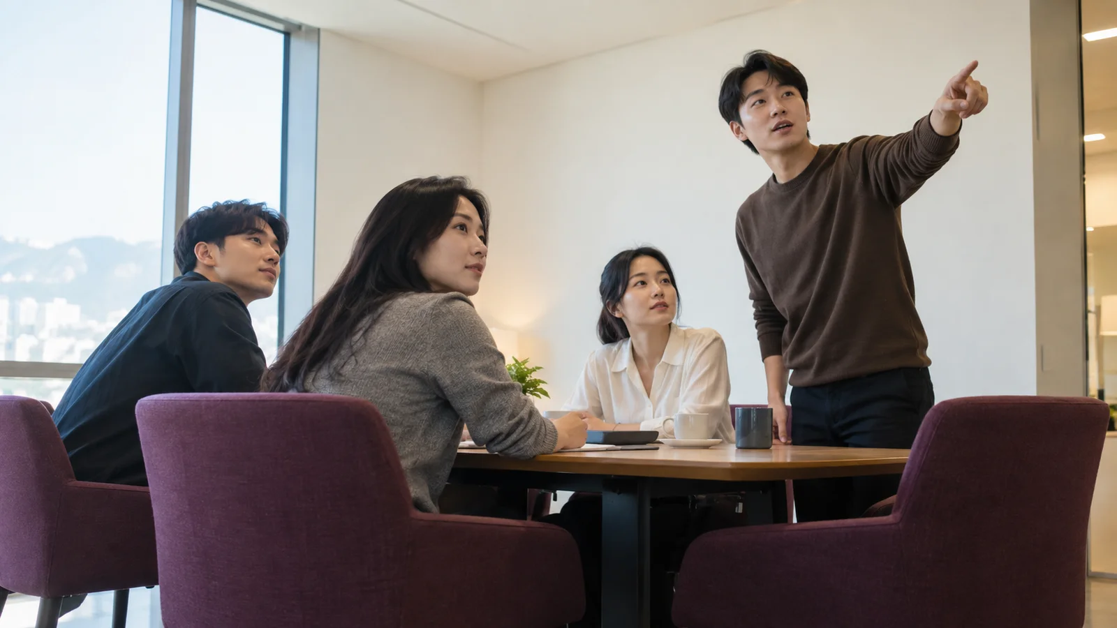 스타트업 팀과 투자 운영사가 기술 데모와 투자자료를 함께 검토하는 미팅